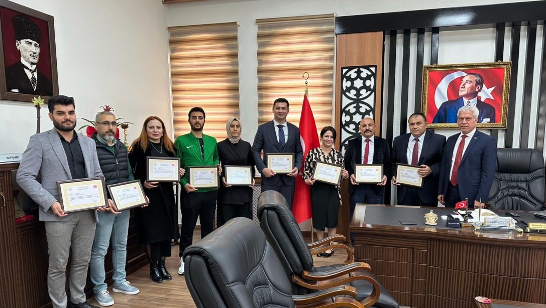 Başarı Belgesi ile ödüllendirilen Boğaziçi Atatürk Çok Proğramlı Anadolu Lisesi öğretmenlerimizi tebrik ediyoruz. 