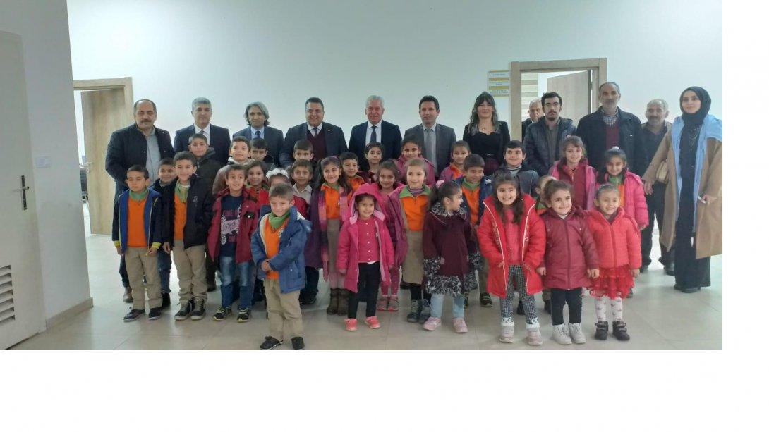 Kaleobası ilkokulu öğretmen ve öğrencileri İlçe Millii Eğitim Müdürümüz sayın Mustafa Çetin'i makamında ziyaret ettiler.