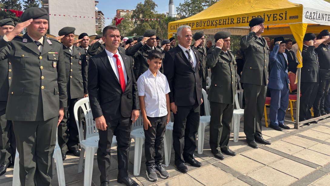 İlçe Milli Eğitim Müdürümüz Mustafa ÇETİN İslahiye Demokrasi Meydanında düzenlenen 19 Eylül Gaziler Günü için düzenlenen çelenk sunma törenine katıldı.